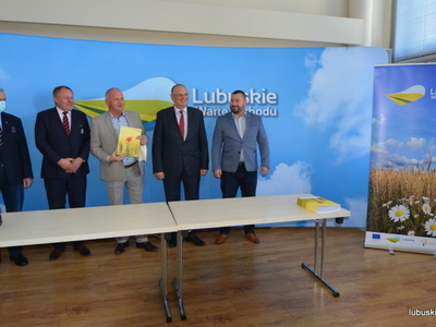 Wicemarszałek Stanisław Tomczyszyn podczas wręczania umów na nawadnianie boisk piłkarskich w lubuskich gminach.  