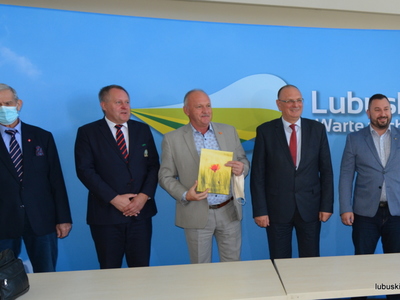 Wicemarszałek Stanisław Tomczyszyn podczas wręczania umów na nawadnianie boisk piłkarskich w lubuskich gminach.  