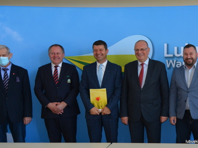 Wicemarszałek Stanisław Tomczyszyn podczas wręczania umów na nawadnianie boisk piłkarskich w lubuskich gminach.  