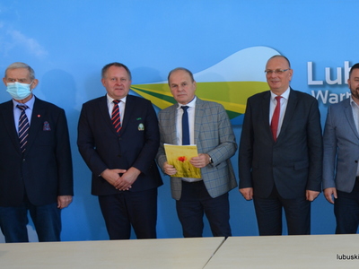 Wicemarszałek Stanisław Tomczyszyn podczas wręczania umów na nawadnianie boisk piłkarskich w lubuskich gminach.  