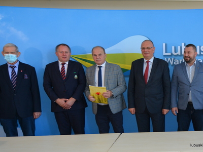 Wicemarszałek Stanisław Tomczyszyn podczas wręczania umów na nawadnianie boisk piłkarskich w lubuskich gminach.  