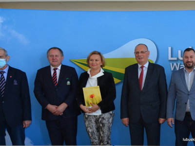 Wicemarszałek Stanisław Tomczyszyn podczas wręczania umów na nawadnianie boisk piłkarskich w lubuskich gminach.  