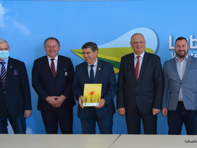 Wicemarszałek Stanisław Tomczyszyn podczas wręczania umów na nawadnianie boisk piłkarskich w lubuskich gminach.