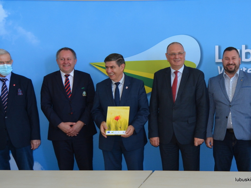 Wicemarszałek Stanisław Tomczyszyn podczas wręczania umów na nawadnianie boisk piłkarskich w lubuskich gminach.