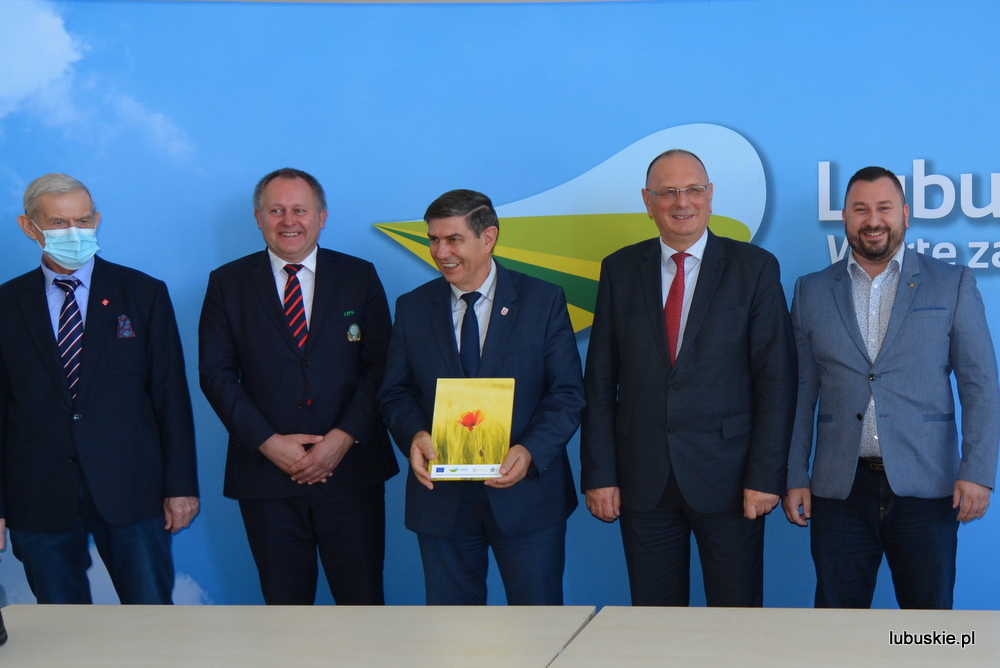 Wicemarszałek Stanisław Tomczyszyn podczas wręczania umów na nawadnianie boisk piłkarskich w lubuskich gminach.