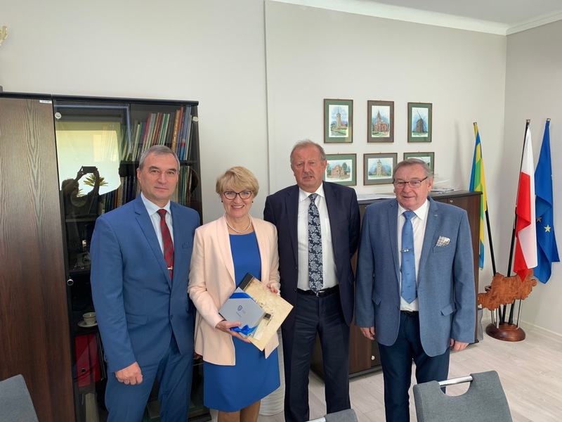 Marszałek Elżbieta Anna Polak oraz zarząd powiatu: starosta Krzysztof Romankiewicz, wicestarosta Tadeusz Pająk oraz członek zarządu Mirosław Andrasiak. 
