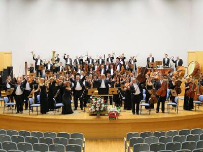 Filharmonia Zielonogórska pod dyrekcją prof. Czesława Grabowskiego.