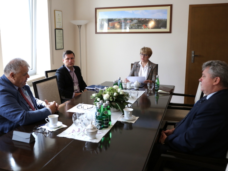 Marszałek Elżbieta Anna Polak, dyrektor dep. ochrony zdrowia UMWL Tomasz Wróblewski, Jacek Skrobisz- starosta wolsztyński i Karol Mońko - dyrektor szpitala w Wolsztynie.
