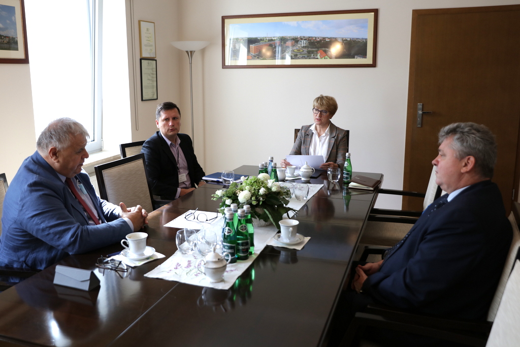 Marszałek Elżbieta Anna Polak, dyrektor dep. ochrony zdrowia UMWL Tomasz Wróblewski, Jacek Skrobisz- starosta wolsztyński i Karol Mońko - dyrektor szpitala w Wolsztynie.