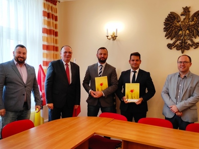 Wicemarszałek Stanisław Tomczyszyn z przedstawicielami gmin, które podpisały umowę na budowę świetlic wiejskich. 