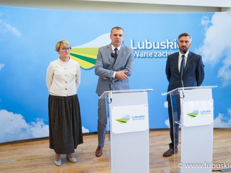 Marszałek Elżbieta Anna Polak, poseł Waldemar Sługocki, dyr. Jakub Piosik