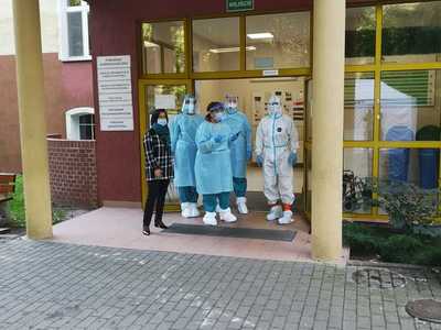 Przyjęcie podopiecznych DPS do szpitala w Torzymiu