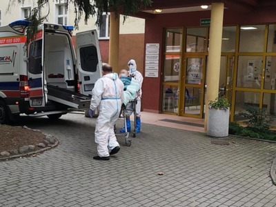 Przyjęcie podopiecznych DPS do szpitala w Torzymiu
