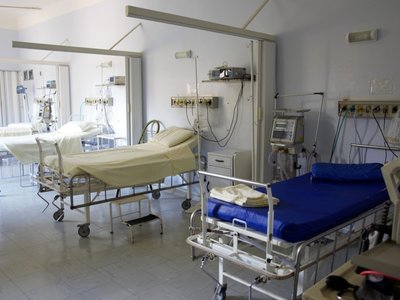 Sala szpitalna z łóżkami.