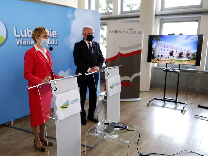 Marszałek Elżbieta Anna Polak i wojewoda lubuski Władysław Dajczak w trakcie konferencji prasowej