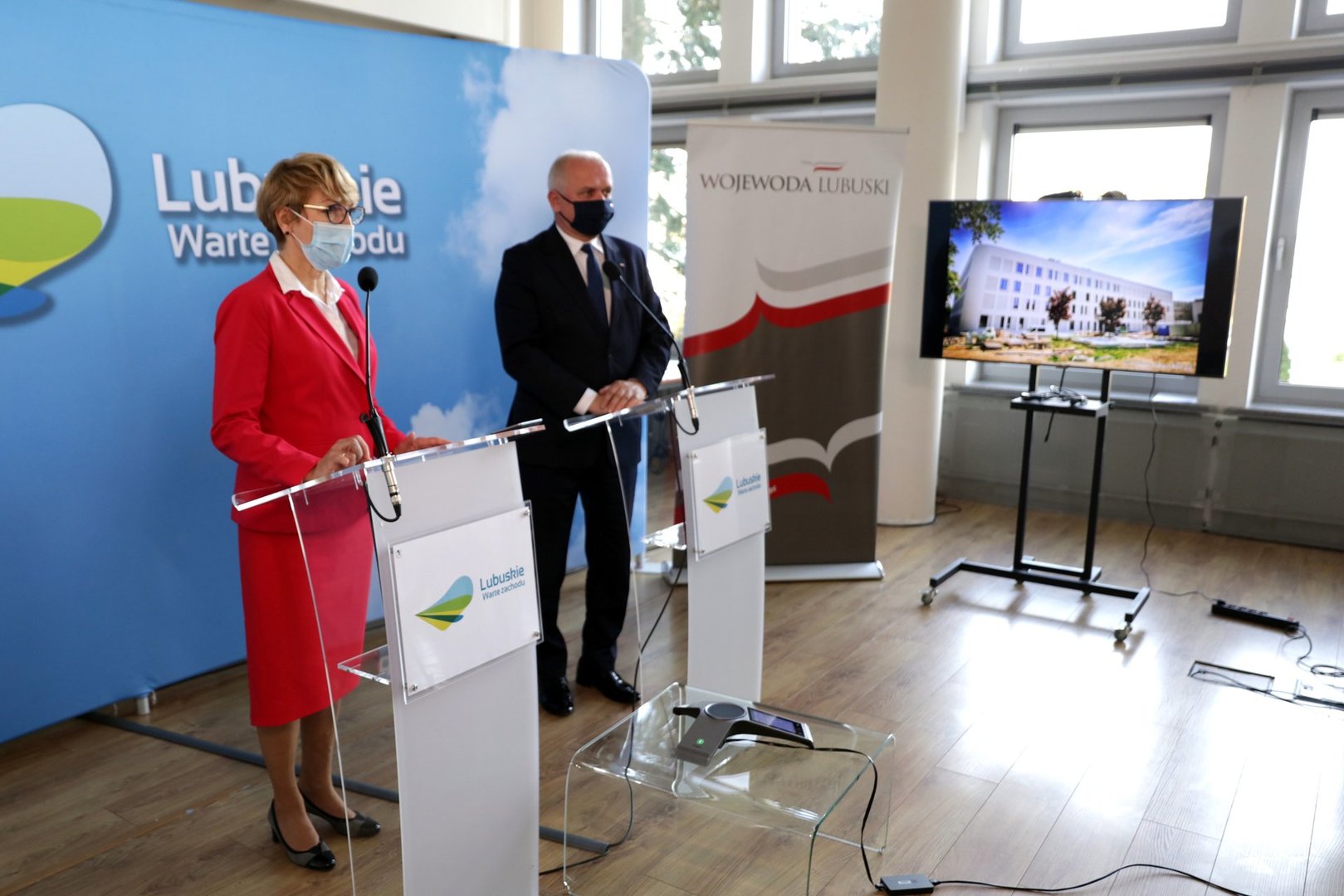 Marszałek Elżbieta Anna Polak i wojewoda lubuski Władysław Dajczak w trakcie konferencji prasowej