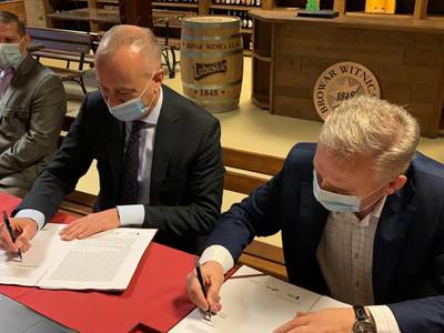 Podpisanie umowy. Od lewej:  Marcin Jabłoński – Członek Zarządu Województwa Lubuskiego,  Zdzisław Czyrka - Prezes Browaru w Witnicy.