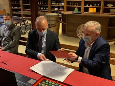 Od lewej:  Marcin Jabłoński – Członek Zarządu Województwa Lubuskiego,  Zdzisław Czyrka - Prezes Browaru w Witnicy.