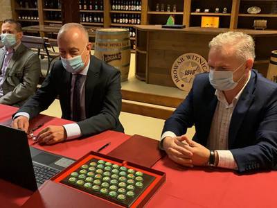 Od lewej:  Marcin Jabłoński – Członek Zarządu Województwa Lubuskiego,  Zdzisław Czyrka - Prezes Browaru w Witnicy.