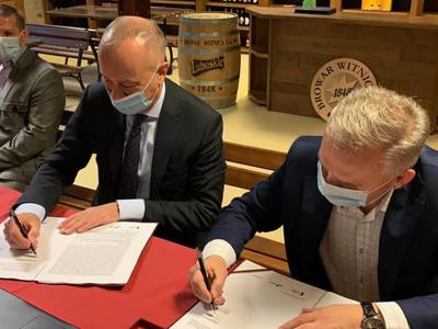 Od lewej:  Marcin Jabłoński – Członek Zarządu Województwa Lubuskiego,  Zdzisław Czyrka - Prezes Browaru w Witnicy.