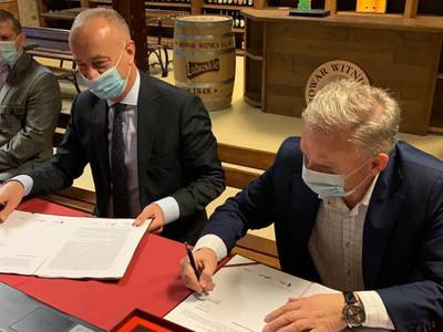 Od lewej:  Marcin Jabłoński – Członek Zarządu Województwa Lubuskiego,  Zdzisław Czyrka - Prezes Browaru w Witnicy.