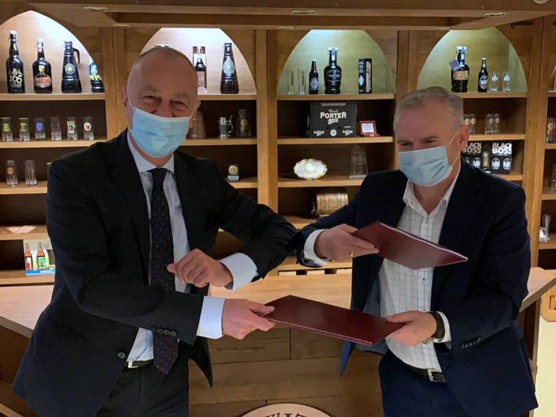 Od lewej:  Marcin Jabłoński – Członek Zarządu Województwa Lubuskiego,  Zdzisław Czyrka - Prezes Browaru w Witnicy.



Od lewej:  Marcin Jabłoński – Członek Zarządu Województwa Lubuskiego,  Zdzisław Czyrka - Prezes Browaru w Witnicy.