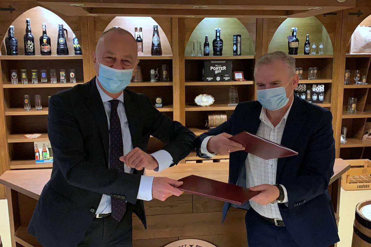 Od lewej: Marcin Jabłoński – Członek Zarządu Województwa Lubuskiego, Zdzisław Czyrka - Prezes Browaru w Witnicy.
Od lewej: Marcin Jabłoński – Członek Zarządu Województwa Lubuskiego, Zdzisław Czyrka - Prezes Browaru w Witnicy.