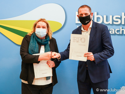 wicemarszałek Łukasz Porycki oraz Irena Szklana – Berest Dyrektor Centrum Kształcenia Zawodowego i Ustawicznego „Medyk”