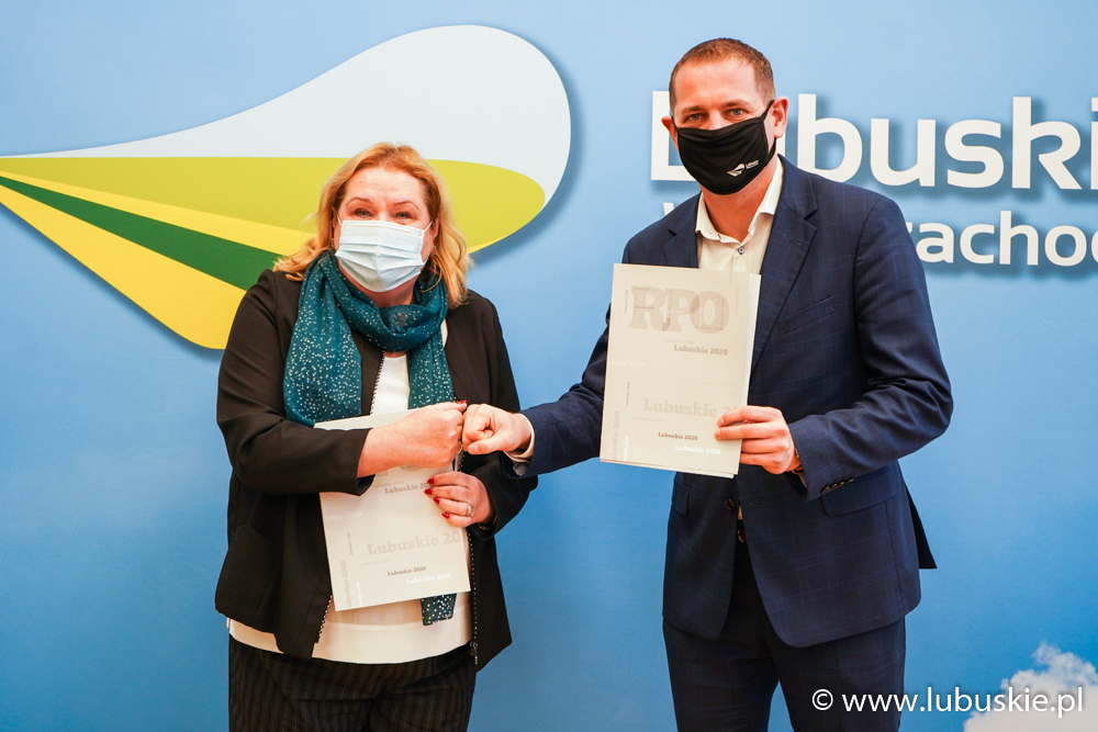 wicemarszałek Łukasz Porycki oraz Irena Szklana – Berest Dyrektor Centrum Kształcenia Zawodowego i Ustawicznego „Medyk”