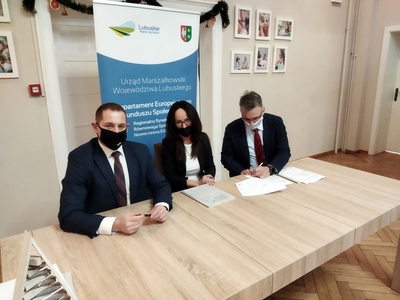 Uroczystość podpisania umowy na utworzenie 96 nowym miejsc żłobkowych w Zielonej Górze: umowę podpisują wicemarszałek woj. lubuskiego Łukasz Porycki, dyrektor Żłobka Miejskiego Nr 1 w Zielonej Górze oraz prezydent Miasta Zielona Góra
