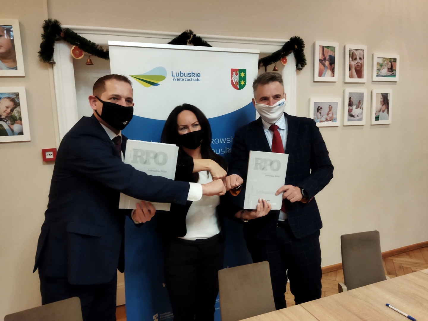 Uroczystość podpisania umowy na utworzenie 96 nowym miejsc żłobkowych w Zielonej Górze: wicemarszałek woj. lubuskiego Łukasz Porycki, dyrektor Żłobka Miejskiego Nr 1 w Zielonej Górze oraz prezydent Miasta Zielona Góra