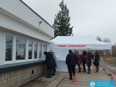 Badanie nauczycieli na obecność koronawirusa SARS-CoV-2 w szpitalu w Gorzowie Wlkp. 