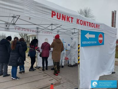 Badanie nauczycieli na obecność koronawirusa SARS-CoV-2 w szpitalu w Gorzowie Wlkp. 