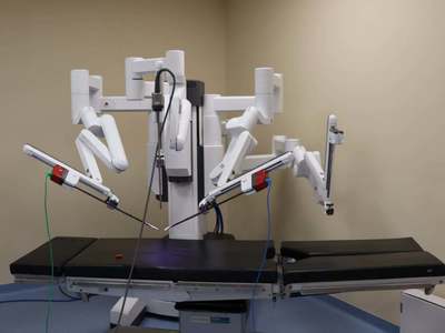 Tak wygląda robot da Vinci przy stole operacyjnym. fot. Wielospecjalistyczny Szpital Wojewódzki w Gorzowie Wlkp.