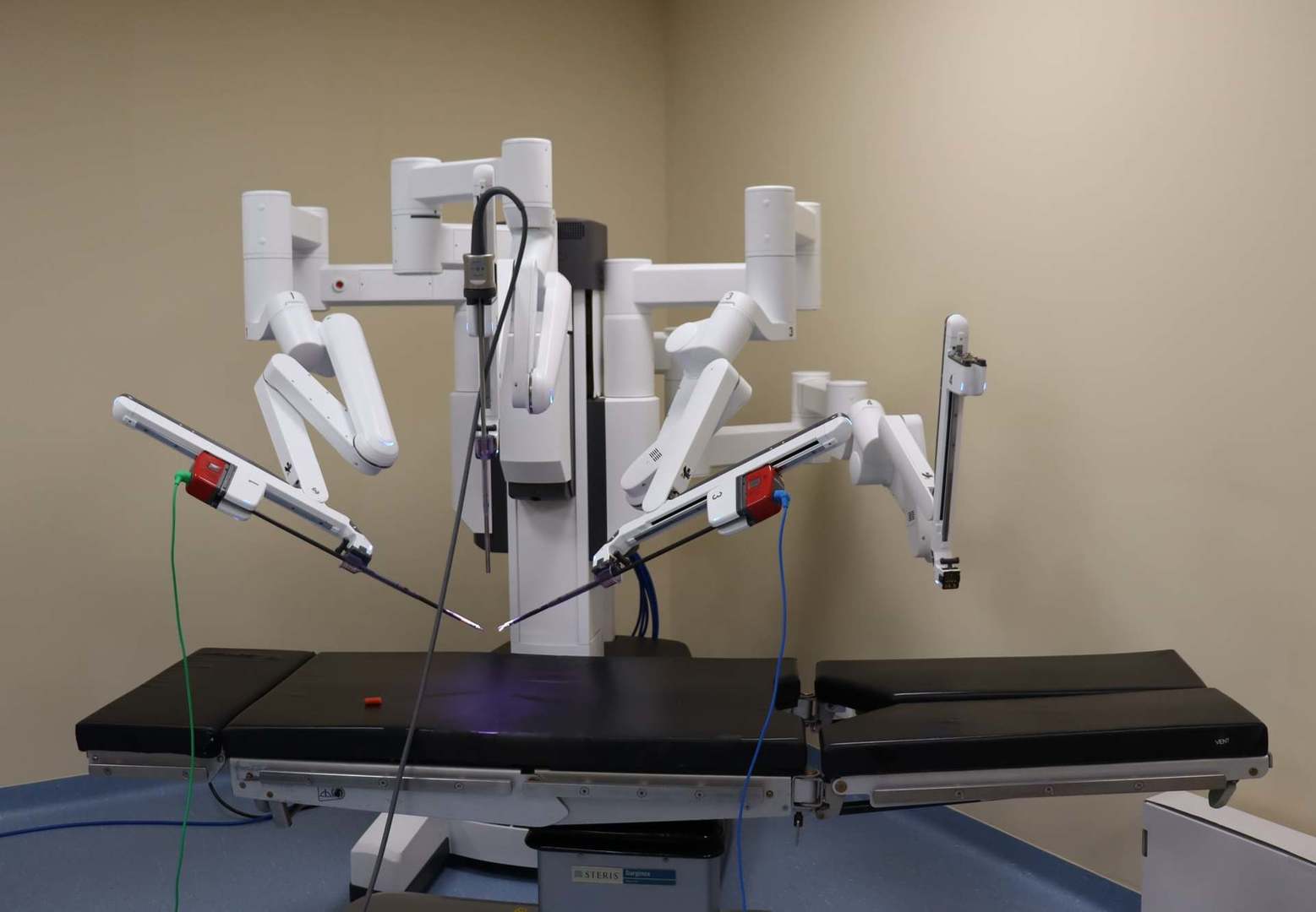 Tak wygląda robot da Vinci przy stole operacyjnym. fot. Wielospecjalistyczny Szpital Wojewódzki w Gorzowie Wlkp.