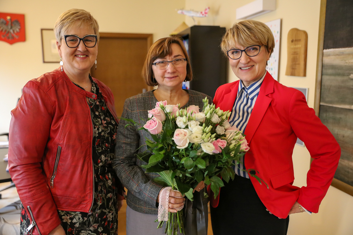 Marszałek Elżbieta Anna Polak, przewodnicząca sejmiku Wioleta Haręźlak oraz dyrektor biura sejmiku Teresa Sekuła
