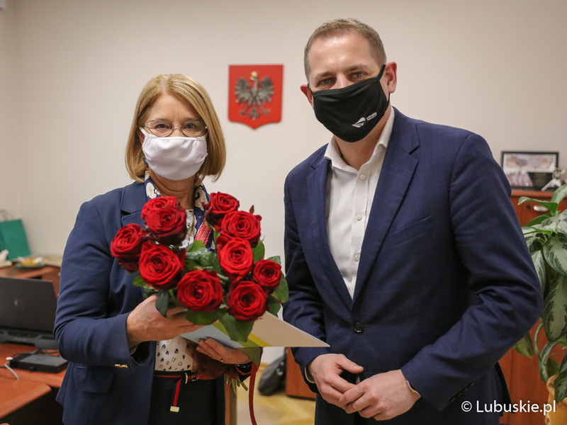 Prof. Bogumiła Burda, kierownik Zakładu Dydaktyki Historii Instytut Historii Uniwersytetu Zielonogórskiego, odebrała gratulacje od wicemarszałka Łukasz Poryckiego