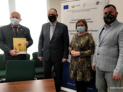Wicemarszałek Stanisław Tomczyszyn i beneficjenci