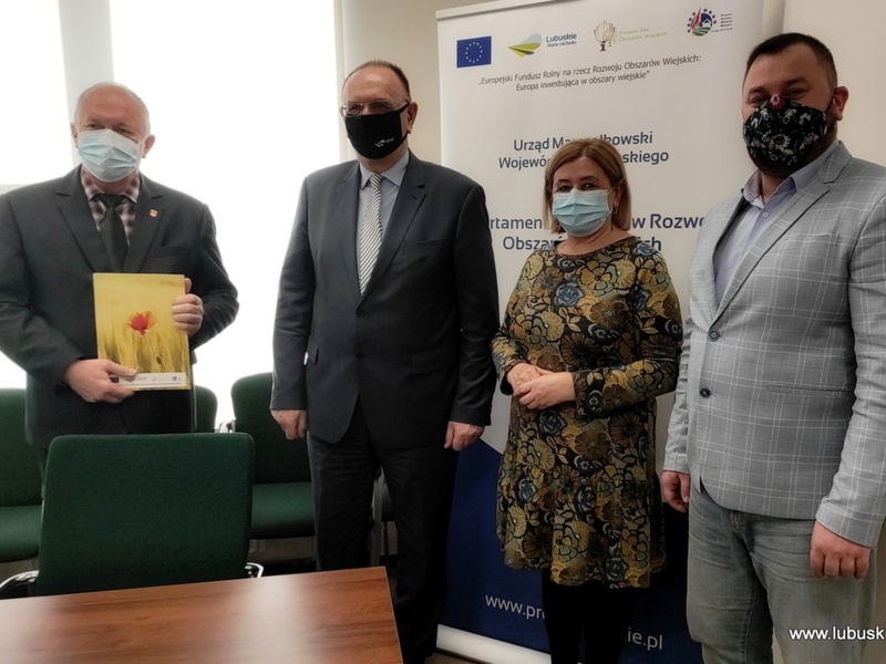 Wicemarszałek Stanisław Tomczyszyn i beneficjenci