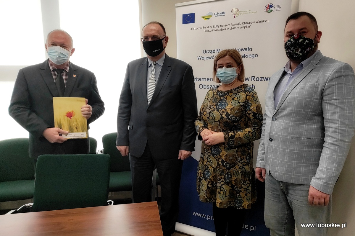 Wicemarszałek Stanisław Tomczyszyn i beneficjenci
