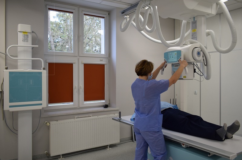 Aparat rentgenowski to podstawowy sprzęt do diagnostyki pacjentów z chorobami układu oddechowego, dzięki któremu możliwe jest wczesne wykrywanie różnego rodzaju zmian chorobowych w organizmie. fot. Szpital w Torzymiu
