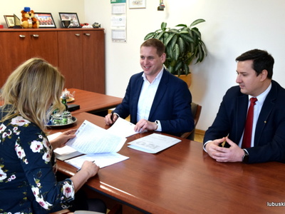 Podpisanie umowy na projekt "Parasol": Wicemarszałek Woj. Lubuskiego Łukasz Porycki, Prezes Zarządu Fundacji na rzecz Collegium Polonicum Magdalena Tokarska, Adam Misiaszek Zastępca Dyrektora Departamentu Europejskiego Funduszu Społecznego UMWL