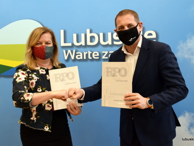 Wicemarszałek Woj. Lubuskiego Łukasz Porycki z Prezes Zarządu Fundacji na rzecz Collegium Polonicum Magdaleną Tokarską