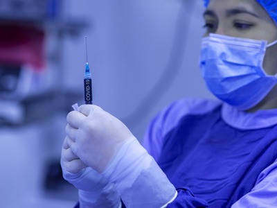 Do końca lutego do Polski ma trafić ok. 1 mln dawek szczepionki AstraZeneca. Jeśli do tego czasu uda się zaszczepić nauczycieli, wówczas ruszy proces szczepienia kolejnych grup z 1c, czyli służb mundurowych. fot. pixabay.com