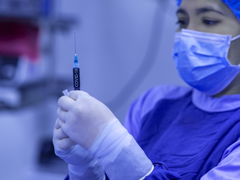 Do końca lutego do Polski ma trafić ok. 1 mln dawek szczepionki AstraZeneca. Jeśli do tego czasu uda się zaszczepić nauczycieli, wówczas ruszy proces szczepienia kolejnych grup z 1c, czyli służb mundurowych. fot. pixabay.com