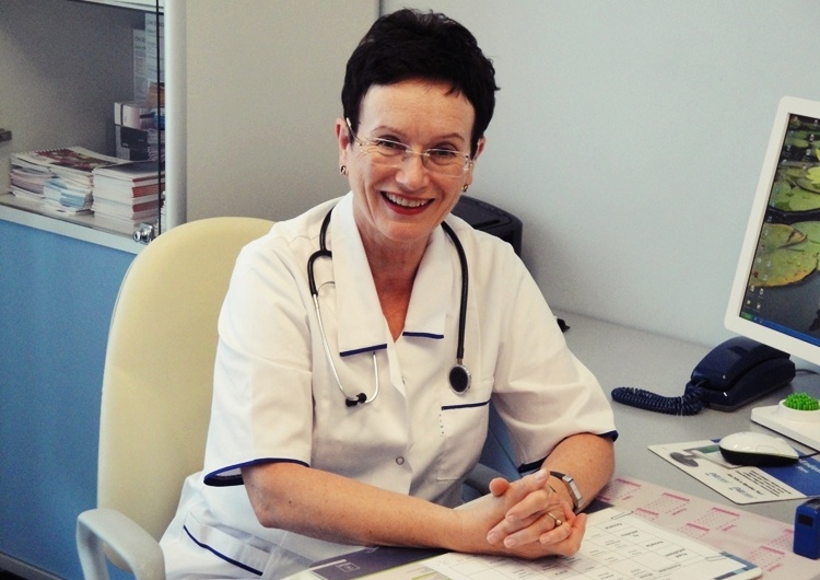 Prof. Anna Boroń-Kaczmarska to znana i ceniona w kraju wybitna specjalistka epidemiologii i chorób zakaźnych oraz pasożytniczych, praktykująca lekarka i nauczyciel akademicki. 