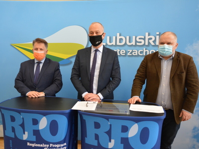 Od lewej: członek zarządu Marcin Jabłoński, starosta słubicki Leszek Bajon i Maciej Pawliński, prezes szpitala im. Prof. Zbigniewa Religi w Słubicach