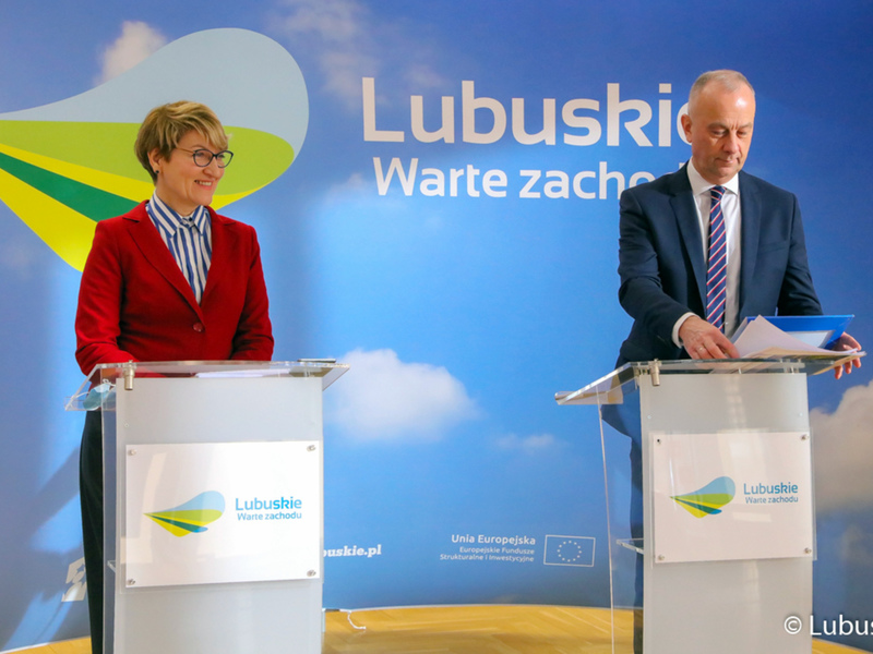 Marszałek Elżbieta Anna Polak i członek zarządu Marcin Jabłoński podczas konferencji prasowej