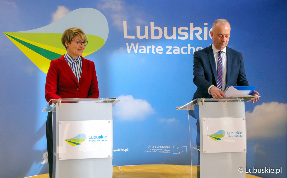 Marszałek Elżbieta Anna Polak i członek zarządu Marcin Jabłoński podczas konferencji prasowej