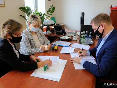 W piątek (12 lutego) Wicemarszałek Województwa Lubuskiego Łukasz Porcyki podpisał umowę na dofinansowanie wsparcia dla osób zagrożonych ubóstwem i wykluczeniem społecznym w Gminie Trzebiel.